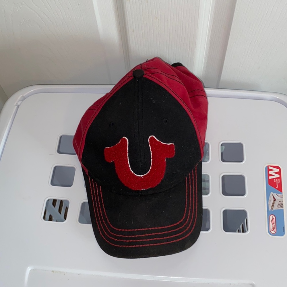 True religion cap. Red/black.